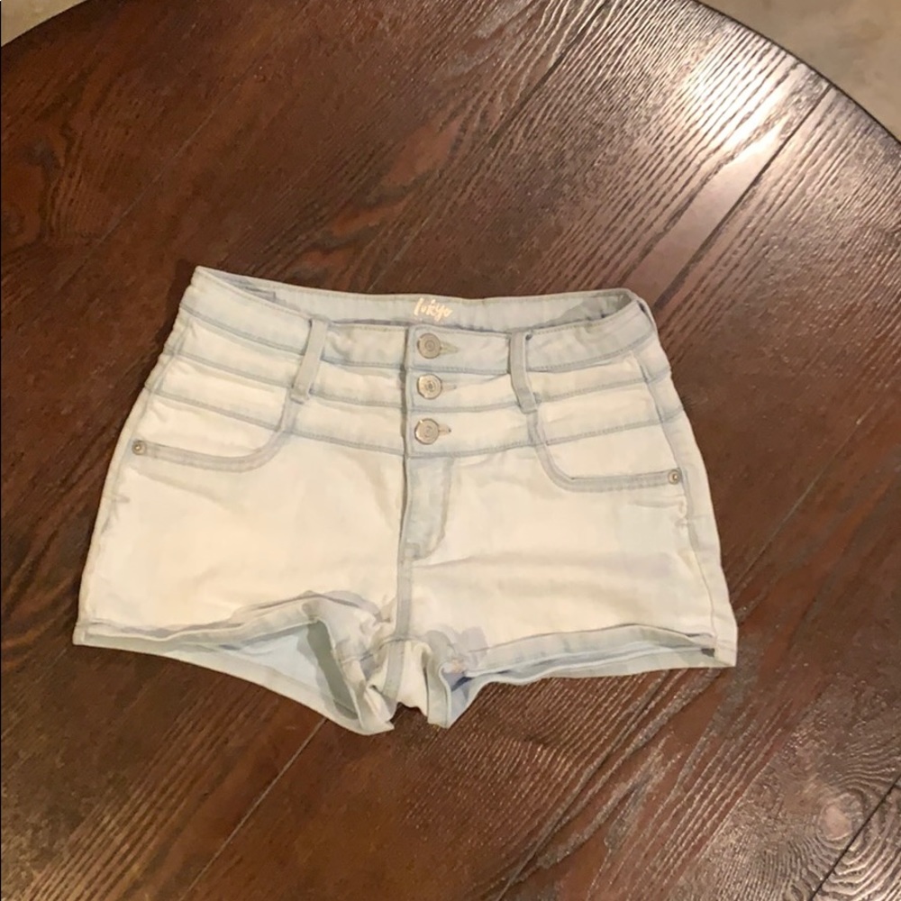 Very white blue denim washed kinda high rise jeans